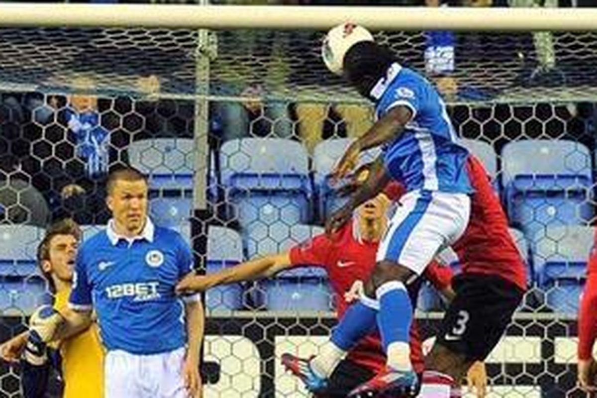 Pemain Wigan Athletic, Victor Moses, melakukan sundulan yang membobol gawang Manchester United pada lanjutan Premier League, Rabu atau Kamis (12/4/2012) dini hari WIB. Golnya dianulir wasit. Namun, Wigan akhirnya menang 1-0 berkat gol Shaun Maloney.