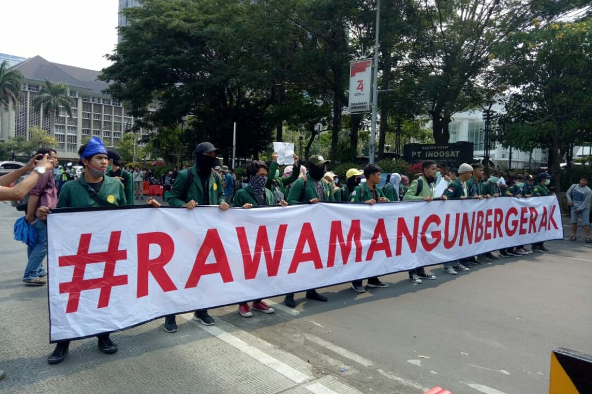 Puluhan mahasiswa yang akan menggelar unjuk rasa terkait Peraturan Pemerintah Pengganti UU (Perppu) KPK, mulai berdatangan. Mereka mulai mendekati Istana Negara Jalan Medan Merdeka Utara, Jakarta Pusat, Kamis (17/10/2019)