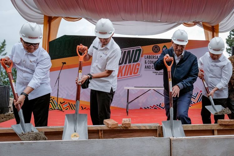 Empat Menteri Kabinet Indonesia Maju melaksanakan groundbreaking pembangunan Labersa Kaldera Resort yang berada di dalam lokasi The Kaldera, Toba, Sumatra Utara, pada Rabu (21/12/2022).