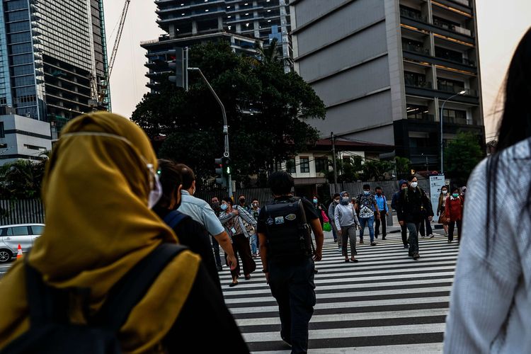 Sejumlah pekerja menggunakan masker berjalan kaki setelah meninggalkan perkantorannya di Jakarta, Rabu (29/7/2020). Klaster perkantoran penularan Covid-19 di Jakarta kini menjadi sorotan. Data resmi hingga Selasa (28/7/2020) kemarin, ada 440 karyawan di 68 perkantoran di Ibu Kota yang terinfeksi virus corona.