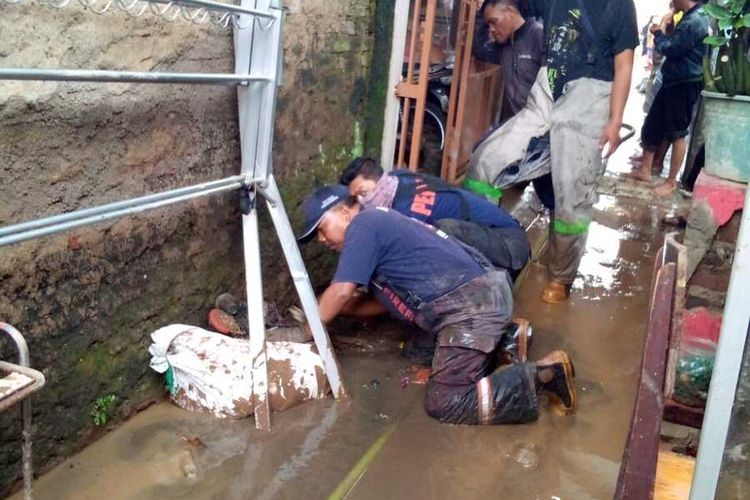 Puluhan rumah di Kampung Ciseah, Desa Ciseah Mekar, Kecamatan Kutawaringin, Kabupaten Bandung, Jawa Barat terendam banjir bandang, akibat hujan deras yang melanda Kabupaten Bandung dan sekitarnya pada Senin (14/11/2022).