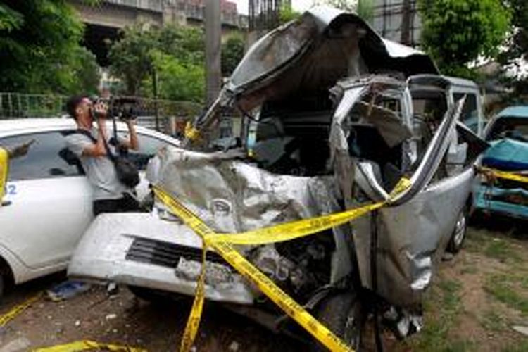 Mobil Daihatsu Gran Max B 1349 TFM yang bertabrakan dengan mobil Lancer B 80 SAL yang dikemudikan putra bungsu Ahmad Dhani dan Maia Estianty, Abdul Qodir Jaelani dalam kondisi ringsek akibat kecelakaan di Tol Jakarta-Bogor, diamankan di Satlantas Wilayah Jakarta Timur, Minggu (8/9/2013). Kecelakaan yang melibatkan tiga mobil yaitu Mitsubishi Lancer B 80 SAL, Gran Max B 1349 TFN dan Avanza B 1882 UZJ ini mengakibatkan enam orang meninggal dunia dan sebelas orang luka-luka. 