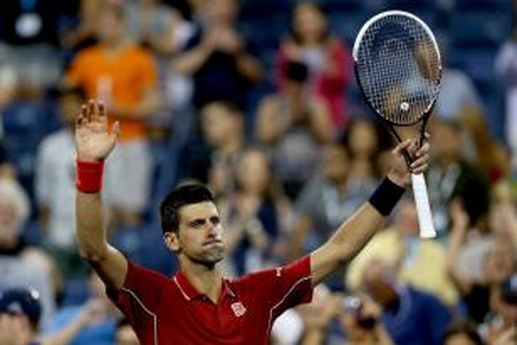 Petenis Serbia, Novak Djokovic, merayakan kemenangan atas petenis Argentina, Diego Schwartzman, pada babak pertama AS Terbuka di Billie Jean King National Tennis Center, New York, Senin (25/8/2014). Djokovic menang 6-1, 6-2, 6-4.