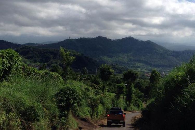 Pemandangan Kota Batu dilihat dari kaki Gunung Panderman, Jumat (13/5/2016) pagi.