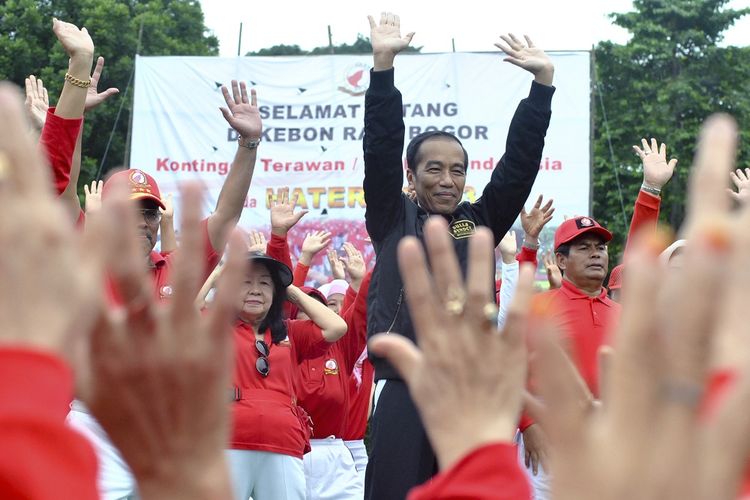 Presiden Joko Widodo (tengah) mengikuti Senam Tera Indonesia di Kebun Raya Bogor, Jawa Barat, Minggu (9/12/2018). Kegiatan Senam Tera Indonesia dalam rangka Hari Tera Indonesia (HATERI) ke-33 tahun 2018 yang diikuti sekitar 20 ribu peserta dari 26 provinsi di Indonesia tersebut berhasil memecahkan Original Rekor Indonesia untuk kategori Senam Tera Terbanyak se-Indonesia. ANTARA FOTO/Arif Firmansyah/foc.