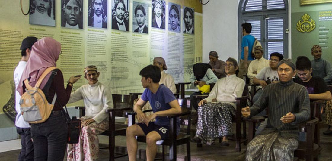 Pelajar mengamati diorama sejarah di Museum Kebangkitan Nasional (ex Gedung Stovia), Jakarta, Sabtu (19/5/2018). Hari Kebangkitan Nasional yang diperingati pada tanggal 20 Mei merupakan refleksi mengenang masa dimana bangkitnya rasa dan semangat persatuan, kesatuan dan nasionalisme serta kesadaran untuk memperjuangkan kemerdekaan.  