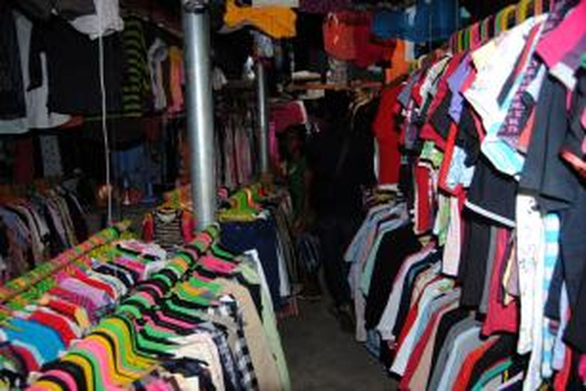 Sejumlah warga di Ambon memburu pakaian bekas di kawasan Mardika, Jumat (6/2/2015). 