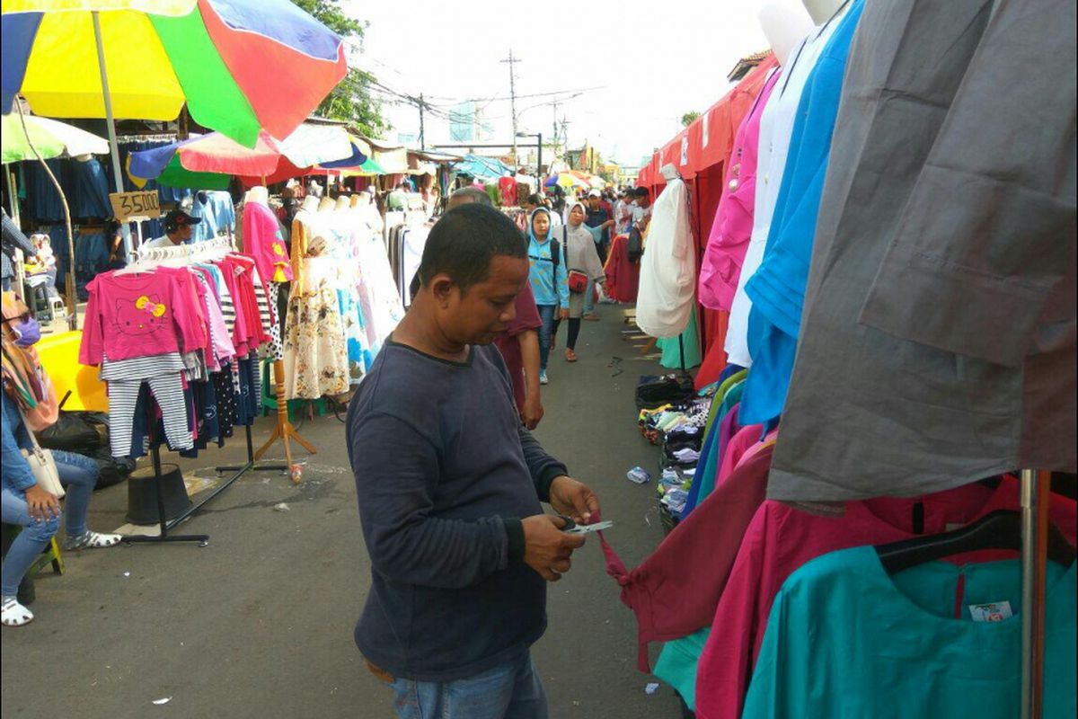 Agus seorang PKL yang sedang menjajakan dagangannya di Jalan Jati Baru, Tanah Abang, Jakarta Pusat.