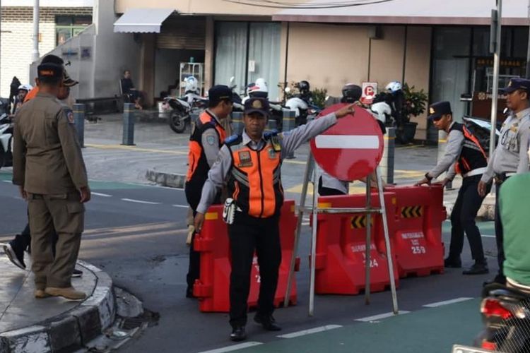 Uji coba sistem satu arah berlaku di Jalan Cikajang, Jakarta Selatan.