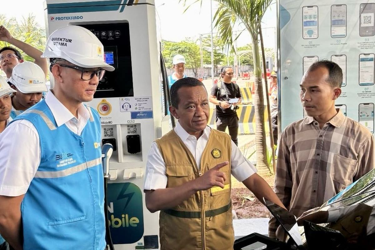 Menteri ESDM Bahlil Lahadalia (tengah) didampingi Direktur Utama PLN Darmawan Prasodjo (kiri) berbincang dengan salah satu pengguna kendaraan listrik, Daniel (kanan), dan melakukan simulasi charging kendaraan listrik di SPKLU Pelabuhan Merak, Banten.