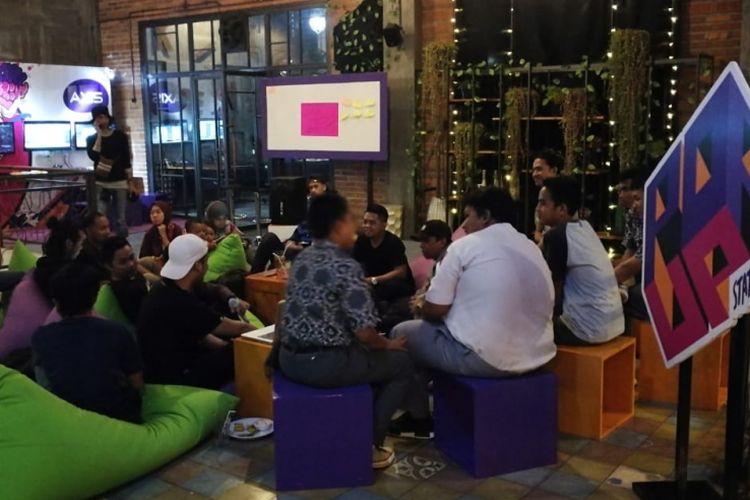 Salah satu suasana Axis Pop Up Station yang diadakan di Jember.