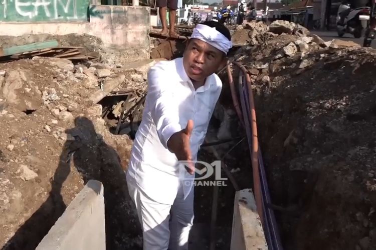 Gubernur Jawa Barat, Dedi Mulyadi sidak turun langsung ke dalam proyek drainase medi wilayah Kalijati, Kabupaten Subang yang diduga tidak sesuai kaidah kontruksi pada Rabu (15/10/2025).