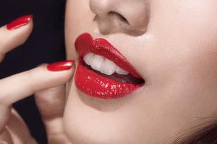 Bingkai bibir dengan menggunakan lip liner dari bagian dalam sehingga terlihat lebih tipis.
