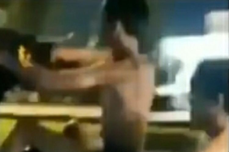 Tangkapan layar video viral dua remaja saat standing di jalan raya yang hanya mengenakan celana dalam di Kota Pekanbaru, Riau, Sabtu (13/3/2021).