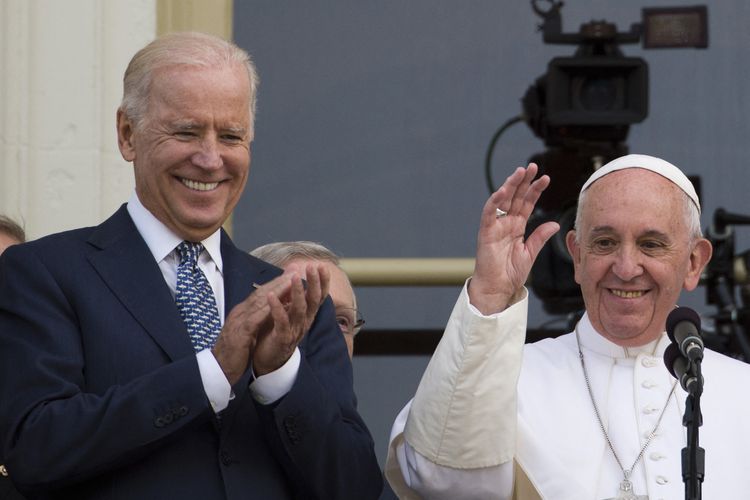 Foto yang diambil pada 24 September 2015 menunjukkan Paus Fransiskus didampingi Joe Biden, yang kala itu merupakan Wakil Presiden Amerika Serikat (AS) di balkon setelah Paus berpidato di Gedung Capitol, Washington DC.