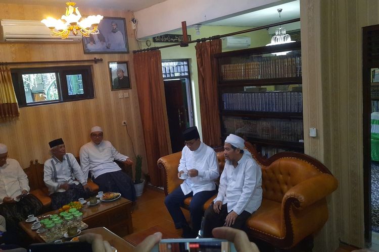 Anies Baswedan silaturahmi ke Gus Najih di Pondok Pesantren Al Anwar Sarang, Kabupaten Rembang, Jawa Tengah, Minggu (1/10/2023)