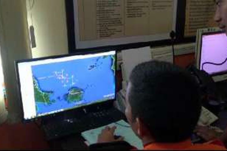 Petugas dari badan SAR Pangkalpinang saat pemetaan lokasi yang diduga hilangnya awak kapal kargo asal Filipina