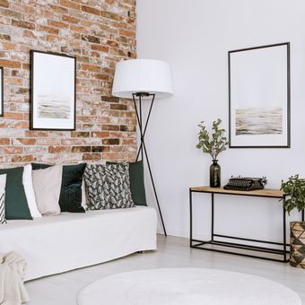 Ilustrasi ruang keluarga dengan dinding aksen batu bata.