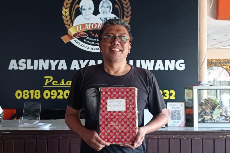 Taufan Rahmadi, generasi ketiga RM Taliwang H Moerad menunjukkan buku resep ayam Taliwang Hj Salmah yang saat ini masih disimpan.