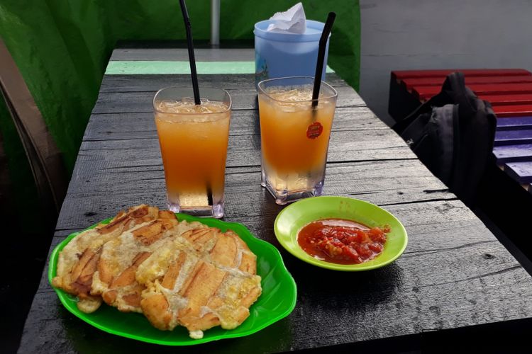 Pisang goreng sanggara peppe produk olahan pisang yang tersedia disetiap tempat yang menyediakan kuliner palopo, misalnya di area jalan lingkar tanjung ringgit, Palopo, Sulawesi Selatan, Minggu (30/12/2018).