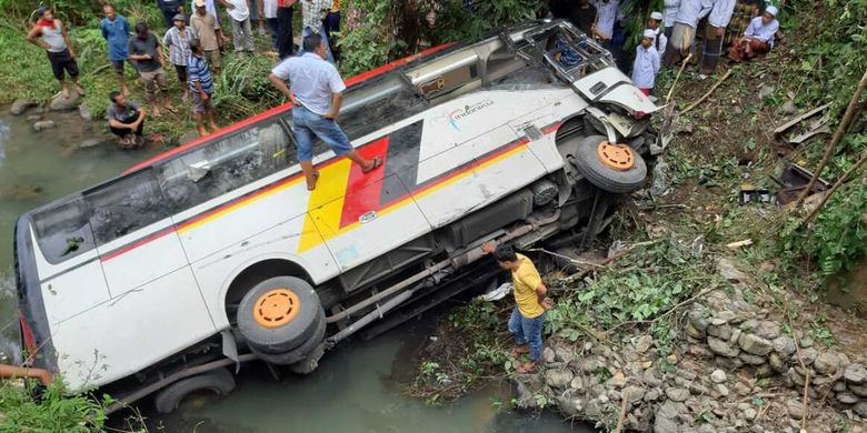 Kondisi bus yang mengangkut rombongan ASN Pemkab Agam, Sumatera Barat mengalami kecelakaan di Kabupaten Mandailing Natal, Sumatera Utara, Senin (8/2/2021). Sedikitnya, 2 orang dinyatakan meninggal dunia dan belasan lainnya masih mendapat perawatan di rumah sakit setempat.