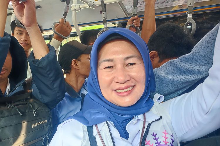 Plt Wali Kota Jaktim Naik Transjakarta Hari Ini, Berangkatnya agak Siang