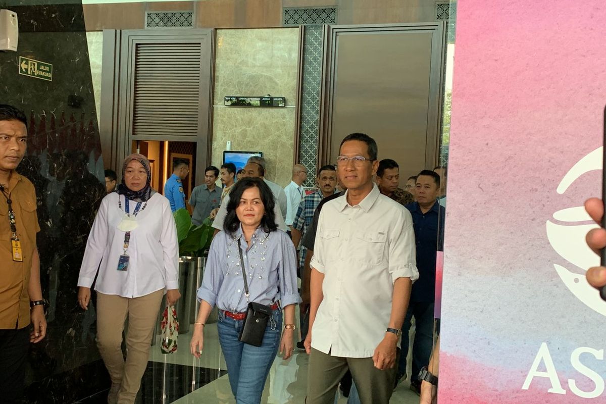 Penjabat (Pj) Gubernur DKI Jakarta, Heru Budi Hartono melakukan peninjauan di Bandara Soekarno-Hatta, Kota Tangerang, Sabtu (29/4/2023). Heru menyarankan fasilitas Bandara Soekarno-Hatta menghadirkan unsur lokal khas Betawi dalam rangka menyambut Konferensi Tingkat Tinggi (KTT) ASEAN 2023 yang bakal digelar di Jakarta pada September mendatang.