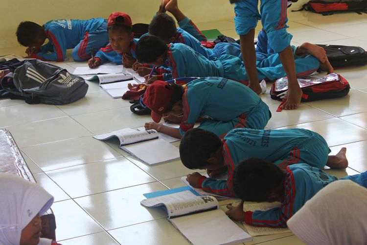 Sejumlah siswa SD 003 Seimenggaris, Kabupaten Nunukan, terpaksa belajar melantai karena tidak ada bangku pasca sekolah mereka terbakar pada awal 2017. 4 ruang kelas baru yang mereka tempati saat ini pun merupakan bantuan dari perusahaan sawit yang berada di daerah tersebut.