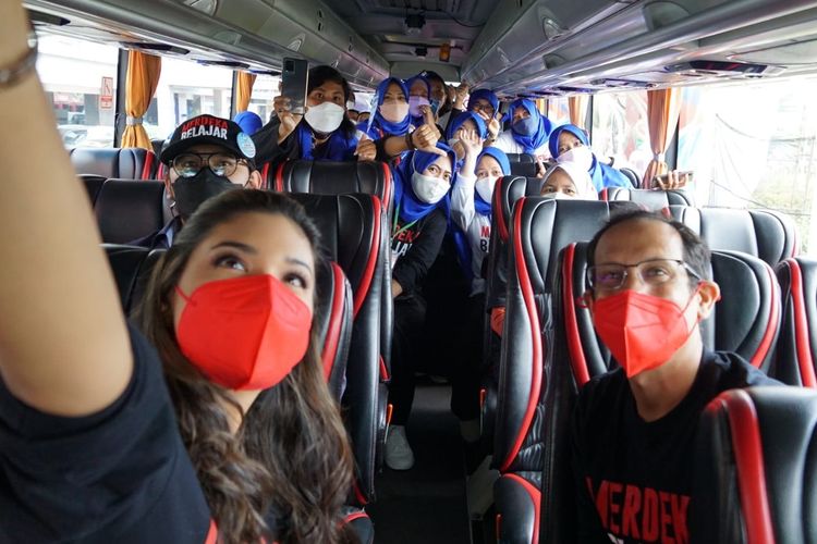 Mendikbud Ristek, Nadiem Makarim bersama guru naik bus bersama ke peringatan Hari Guru Nasional (HGN) 2021 di Jakarta, Kamis (25/11/2021).