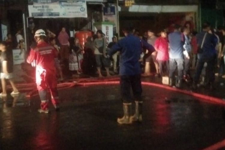 Petugas Damkar Makassar saat berusaha memadamkan kobaran api di Jl Pongtiku Makassar, Sulsel, Rabu (18/10/2023) malam