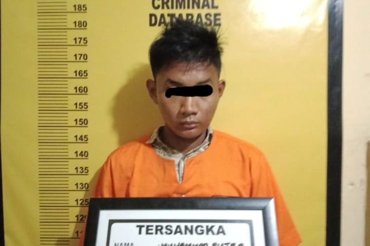 Tersangka pencurian dalam keluarga, MPS alias Putra (26) saat diamankan di Polsek Bukitraya, Pekanbaru, Riau, Rabu (4/11/2020).