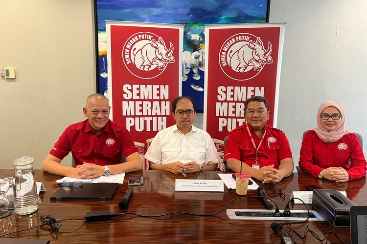 Oza Guswara, GM Sales & Marketing PT. Cemindo Gemilang Tbk, Ir. Firdaus Ali, Msc, PhD, Staf Ahli Khusus Menteri Kementerian PUPR, Syarif Hidayat, Head of Technical Marketing PT Cemindo Gemilang Tbk, dan Nyiayu Chairunnikma, Head of Marketing PT Cemindo Gemilang Tbk saat konferans? pers, Rabu (1/11/2023).