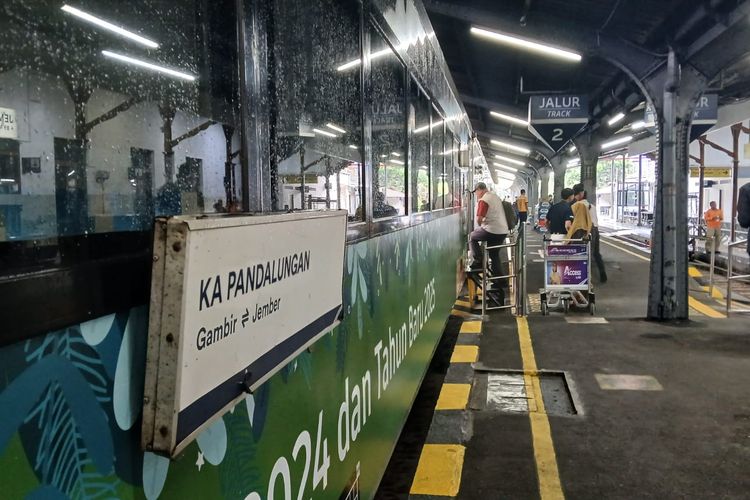 PT KAI Daop 9 Jember mengubah sarana tiga kereta api untuk angkutan libur Nataru