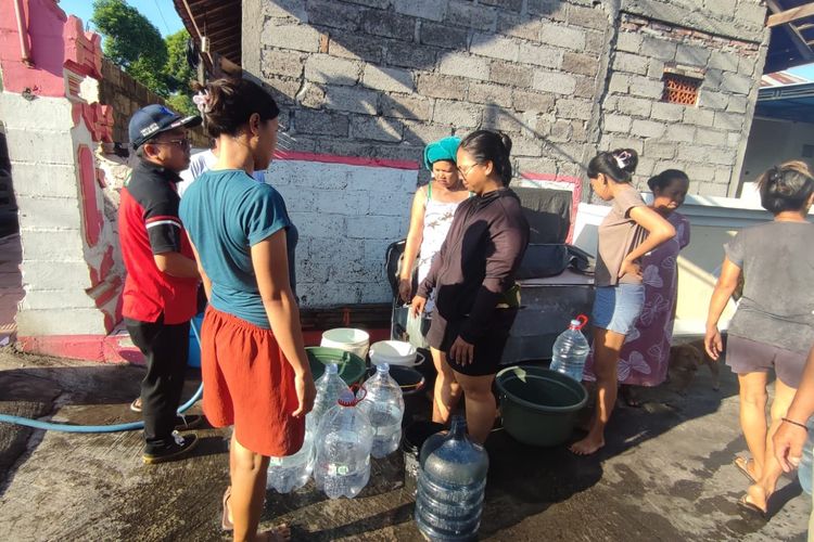Ribuan Pelanggan PDAM di Buleleng Antre Air Bersih Dampak Pembangunan Titik Nol