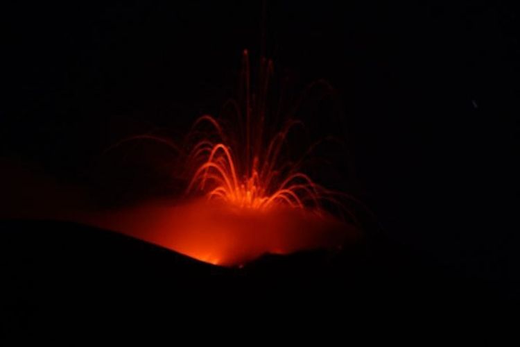 Foto: Gunung api Ile Lewotolok, Kabupaten Lembata, NTT meletus pada Jumat (17/6/2022) malam