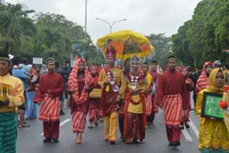 Peserta Festival Arakan Pengantin dalam rangka memeriahkan Hari Jadi kota Pontianak yang ke-245 berlangsung meriah, Minggu (9/10/2016).