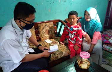 Ifan, guru SD N Growong, Tempuran, Magelang. Ia bersama rekan-rekannya melaksanakan masa pengenalan lingkungan sekolah dan profil guru di rumah siswa karena sulitnya sinyal untuk melaksanakan hal tersebut secara daring.