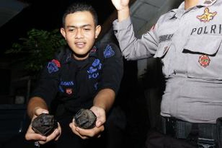 Dua granat aktif berbentuk nanas yang ditemukan warga saat mencari besi bekas di Sungai Kapuas, Kabupaten Kubu Raya, Kalbar (7/10/2015)