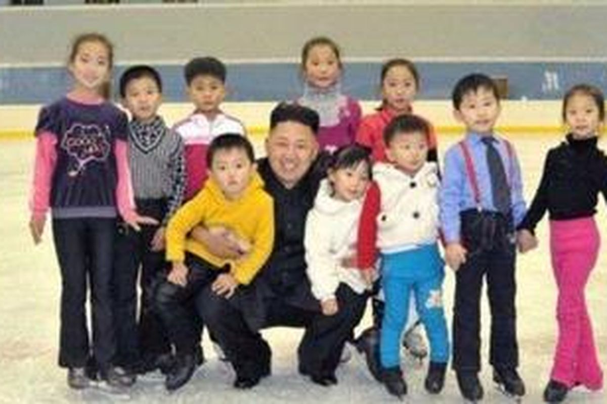 Dalam foto yang dirilis  KCNA pada 5 November 2012 ini, terlihat pemimpin Korea Utara Kim Jong-Un tengah berpose bersama anak-anak saat dia mengunjungi lokasi ski es di Pyongyang. Kim Jong-Un yang akan berulang tahun pada Selasa (8/1/2013), mengirimkan satu kilogram permen untuk semua anak-anak Korea Utara. 