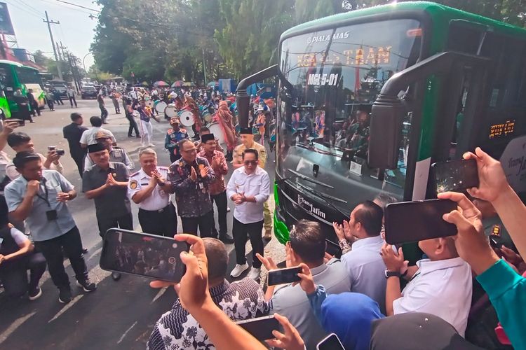 DOKUMENTASI - Pj Gubernur Jawa Timur Adhy Karyono bersama jajaran forkopimda Pemkab Bangkalan saat meresmikan operasional Bus Trans Jatim Koridor V di Pendopo Agung Pratanu, Bangkalan, Senin (30/9/2024).