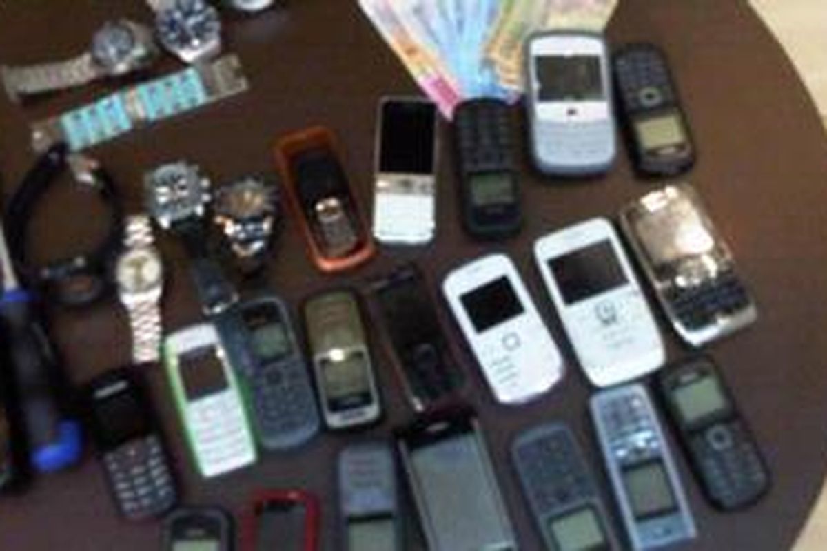 Ilustras: Ini sebagai alat dan hasil kejahatan yang disita polisi dari pelaku pencurian di rumah kosong. 