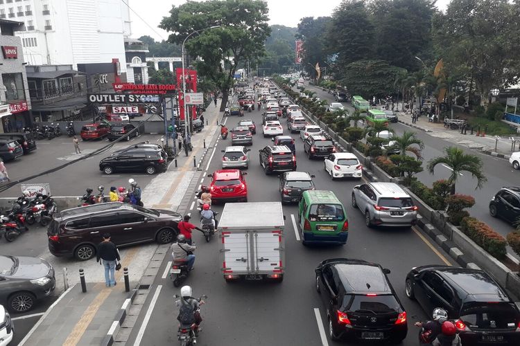 Arus lalu lintas di Jalan Raya Pajajaran arah Jalan Otista, Kota Bogor, Jawa Barat, mengalami kepadatan imbas diberlakukannya sistem ganjil genap di seputar Istana Kepresidenan Bogor atau jalur sistem satu arah (SSA), Sabtu (1/5/2021).