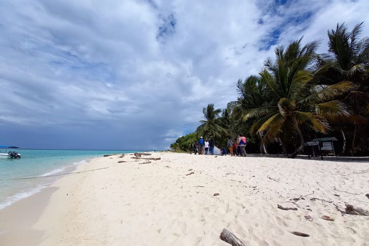 Pasir putih di Pantai Pulau Sangalaki memberi keindahan para pengunjung, Kamis (17/6/2021).