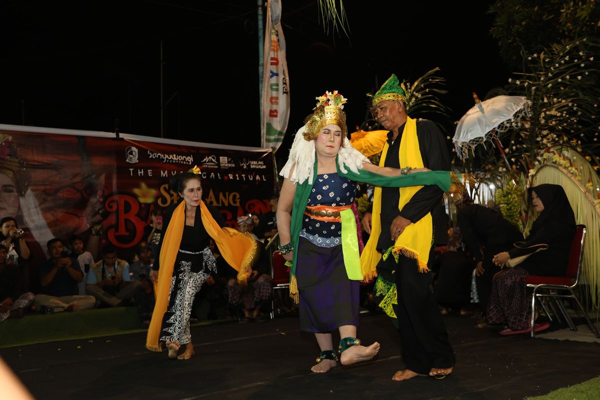 Pagelaran Seblang Bakungan yang ditampilkan Suku Osing Banyuwangi di hadapan ribuan wisatawan, Kamis (12/6/2025).