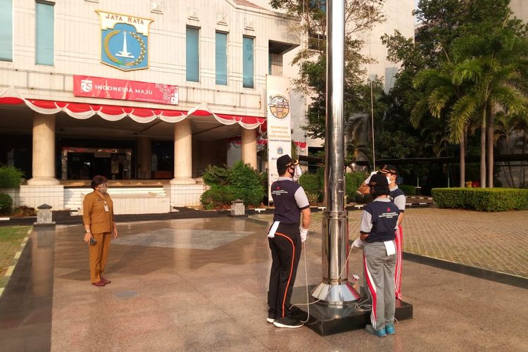 Petugas Paskibra Jakarta Utara melakukan latihan pengibaran bendera jelang Upacara Peringatan HUT RI 