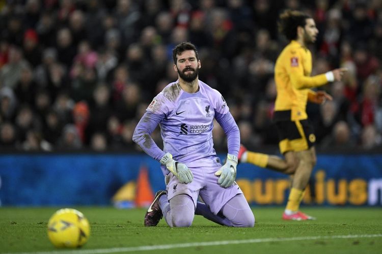 Kiper Liverpool, Alisson, membuat blunder pada laga babak ketiga Piala FA kontra Wolverhampton Wanderers di Stadion Anfield, Minggu (8/1/2023) dini hari WIB.