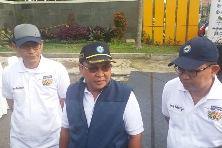 Direktur Operasi II PT Jasa Marga (Persero) Tbk Subakti Syukur (tengah) saat ditemui pada Sabtu (3/11/2018) di kantor cabang Jasa Marga Purbaleunyi, Bandung.
