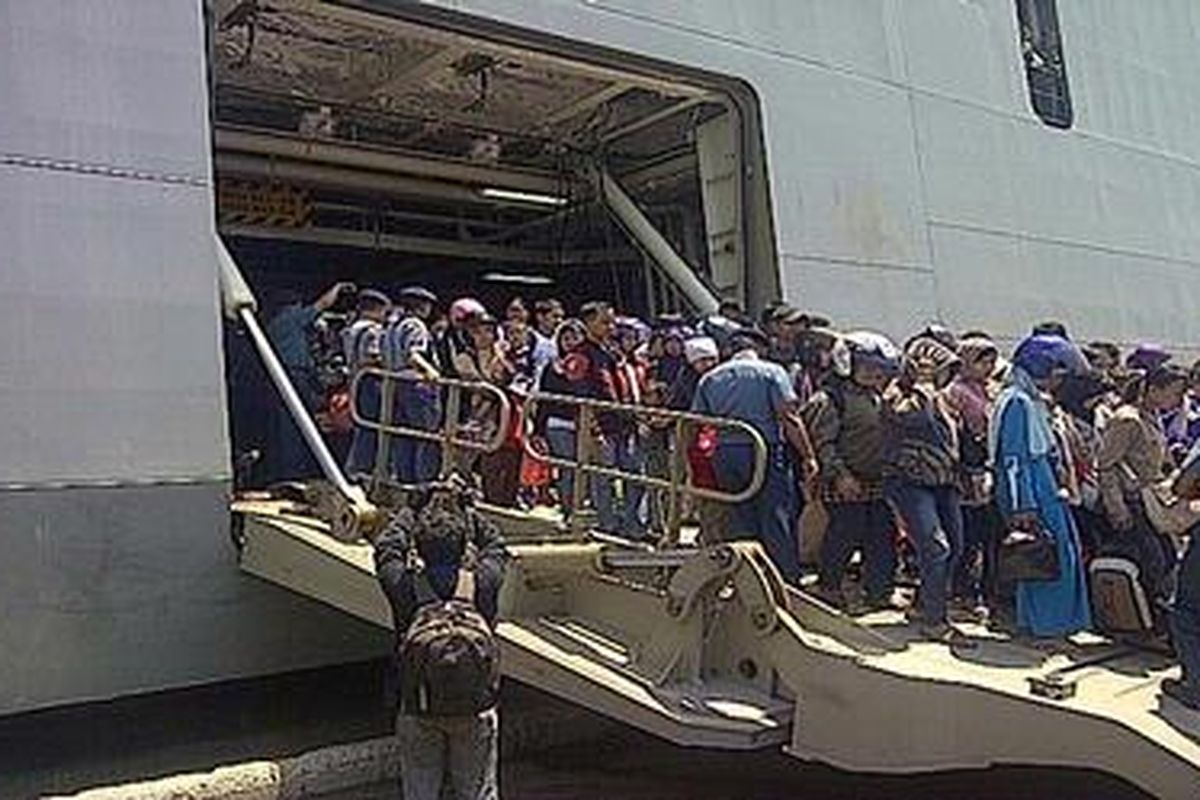 Ilustrasi: Pemudik turun dari kapal perang KRI Banjarmasin 953 di pelabuhan Tanjung Emas Semarang, Jawa Tengah, Minggu (28/8/2011).