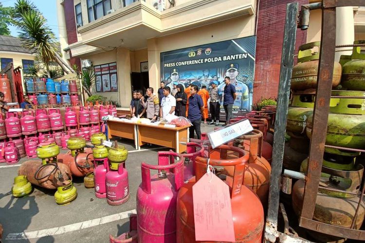 Polda Banten menangkap 2 pelaku pengoplosan gas subsidi di wilayah Jombang, Kota Cilegon. Keduanya sudah menjalankan bisnis sselma 8 bulam dengan omset total mencapai Rp3 miliat