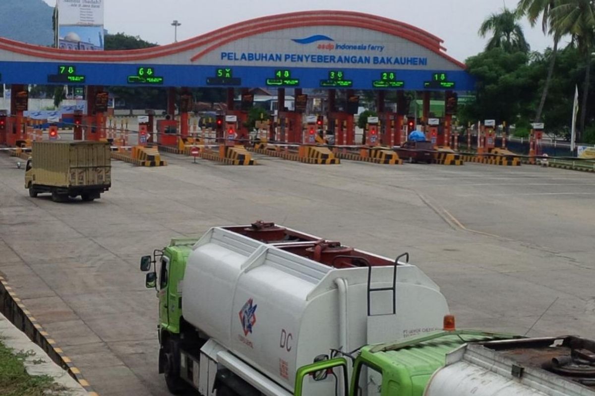 Kondisi areal loket kendaraan di Pelabuhan Bakauheni masih sepi meski memasuki H-6 lebaran, Selasa (19/5/2020). Kendaraan yang hendak menyeberang ke Pelabuhan Merak didominasi kendaraan logistik. (FOTO: Istimewa).